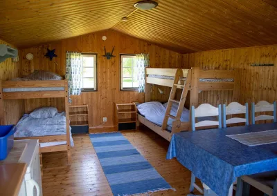 Interiör i fembäddsstuga med våningssängar på Valle Camping nära Skara Sommarland