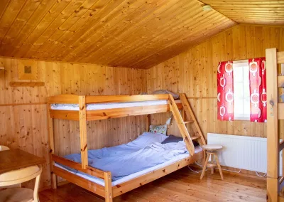 Fem bäddars stuga med våningssängar på Valle Camping nära Skara Sommarland