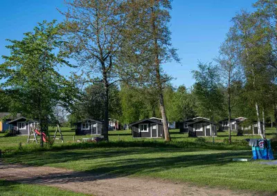Stugor på Valle Camping i naturskönt område nära Skara Sommarland