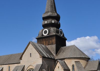 Varnhems klosterkyrka i vinterskrud med blå himmel i bakgrunden