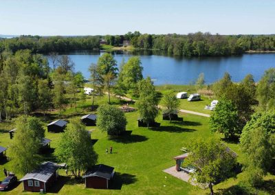 Campingplats vid sjö med husvagnar och tält – Valle Camping nära Skara Sommarland