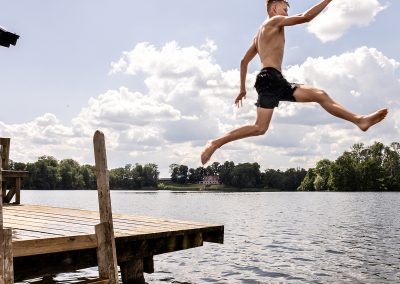 Bad från brygga i sjön vid Valle Camping en solig sommardag